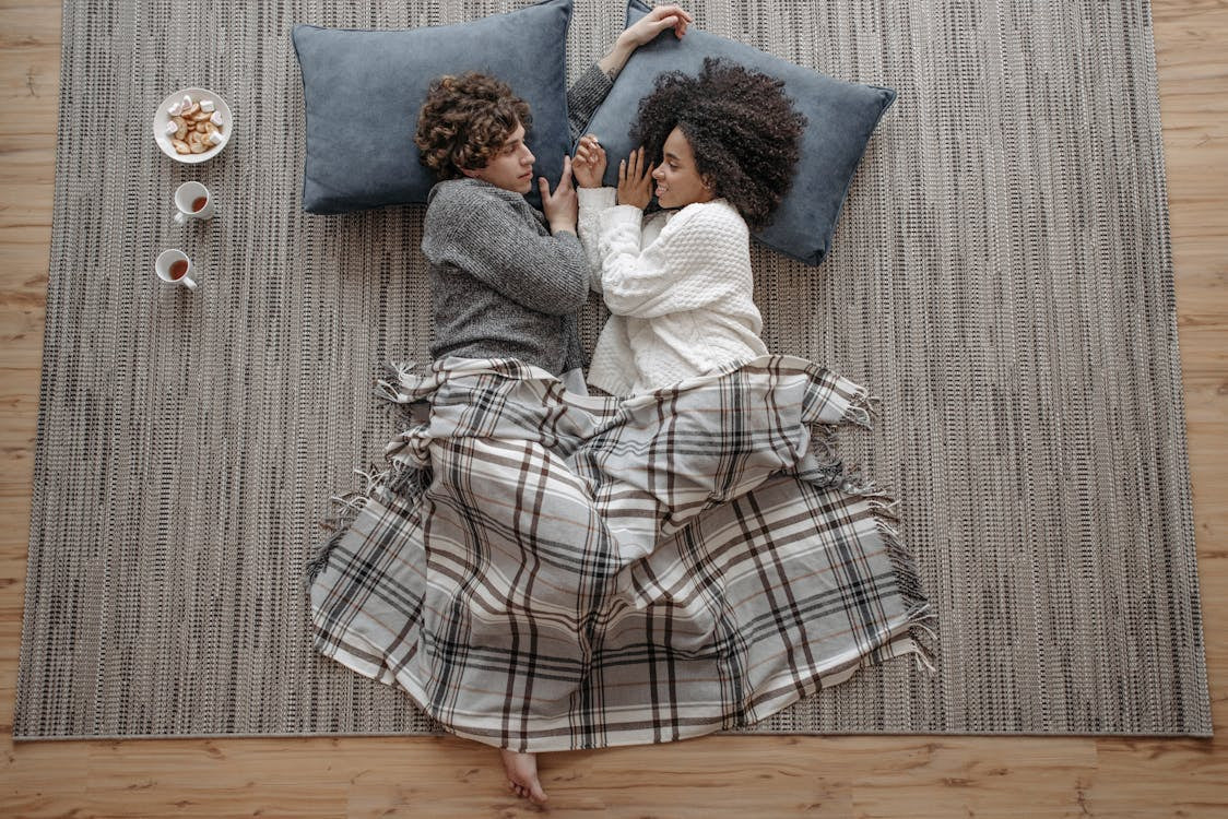 Pairing Romantic Rugs with Lighting and Scents: Crafting a Complete Sensory Ambiance